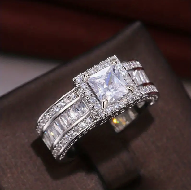 Anello da donna vistoso a più fasce con cristallo quadrato