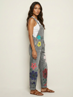 Dame denim-overalls med blomsterbroderi og justerbare skulderstropper  