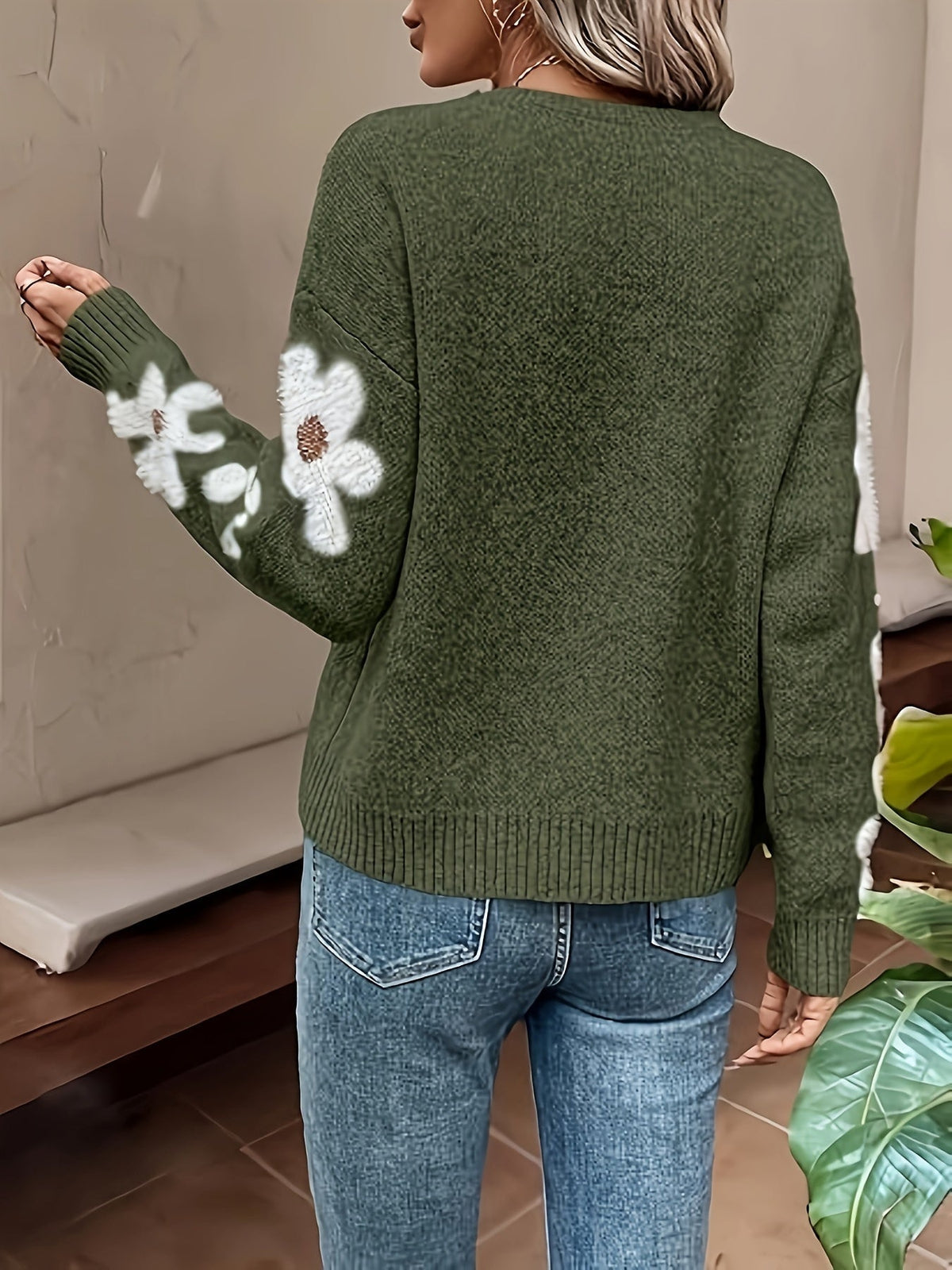 Damernas stickade tröja med crewneck och prästkrage-ärmar