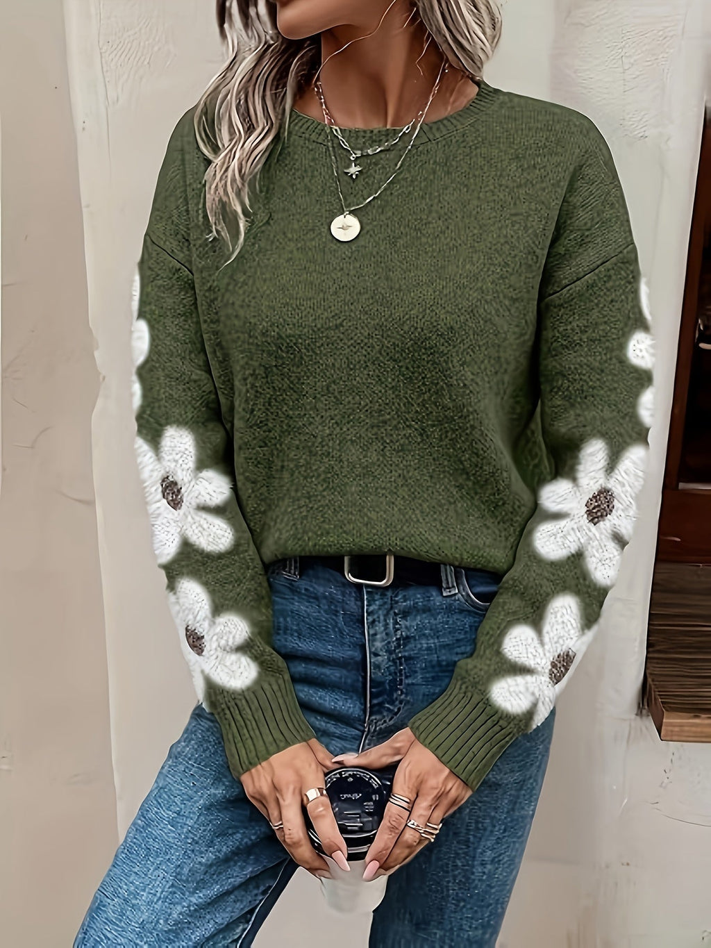 Damernas stickade tröja med crewneck och prästkrage-ärmar