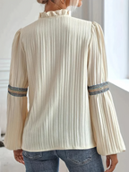 Bohemisk blus med plisserad broderad V-ringning och lång ärm