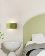 Applique murale en résine texturée au design ondulé avec éclairage d’ambiance vers le haut et vers le bas