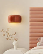 Applique murale en résine texturée au design ondulé avec éclairage d’ambiance vers le haut et vers le bas
