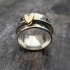 Anillo de banda giratorio de corazón bicolor para mujer