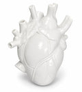 Jarrón de flores con forma de corazón anatómico