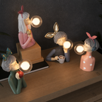 Dekorativ LED-bordlampe med pige, der blæser en boble