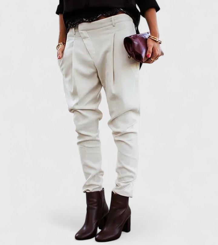 Pantaloni da donna con pieghe e gamba affusolata