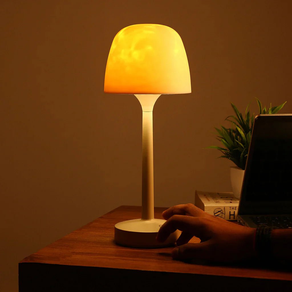 Trådløs LED-bordlampe formet som en svamp med stemningsfuld projektionsbelysning
