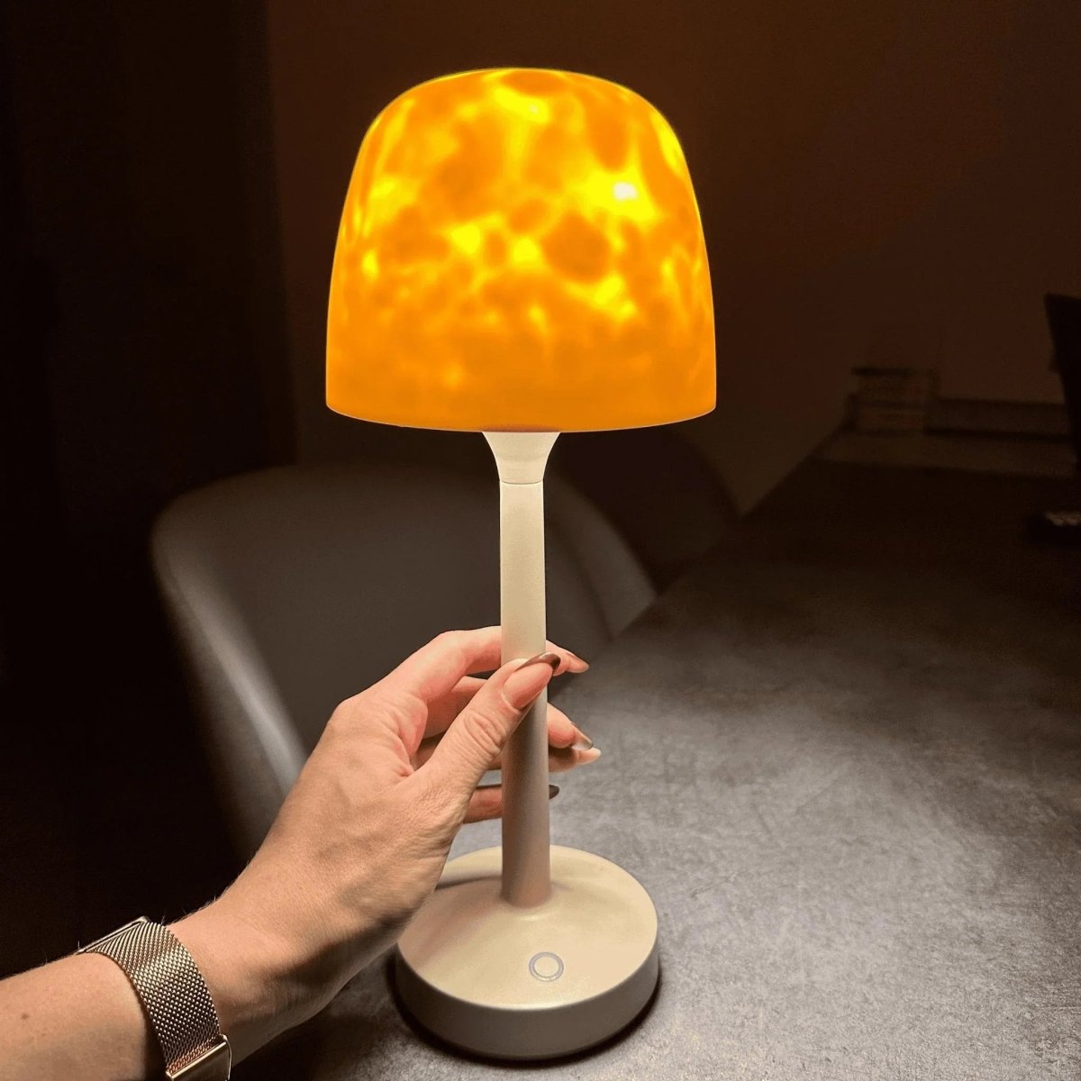 Trådløs LED-bordlampe formet som en svamp med stemningsfuld projektionsbelysning