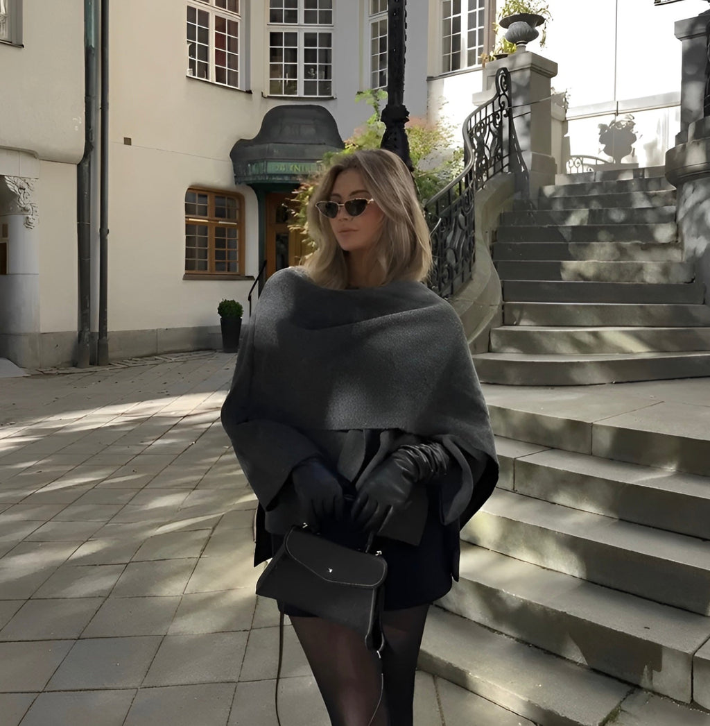 Damponcho med draperad halsringning
