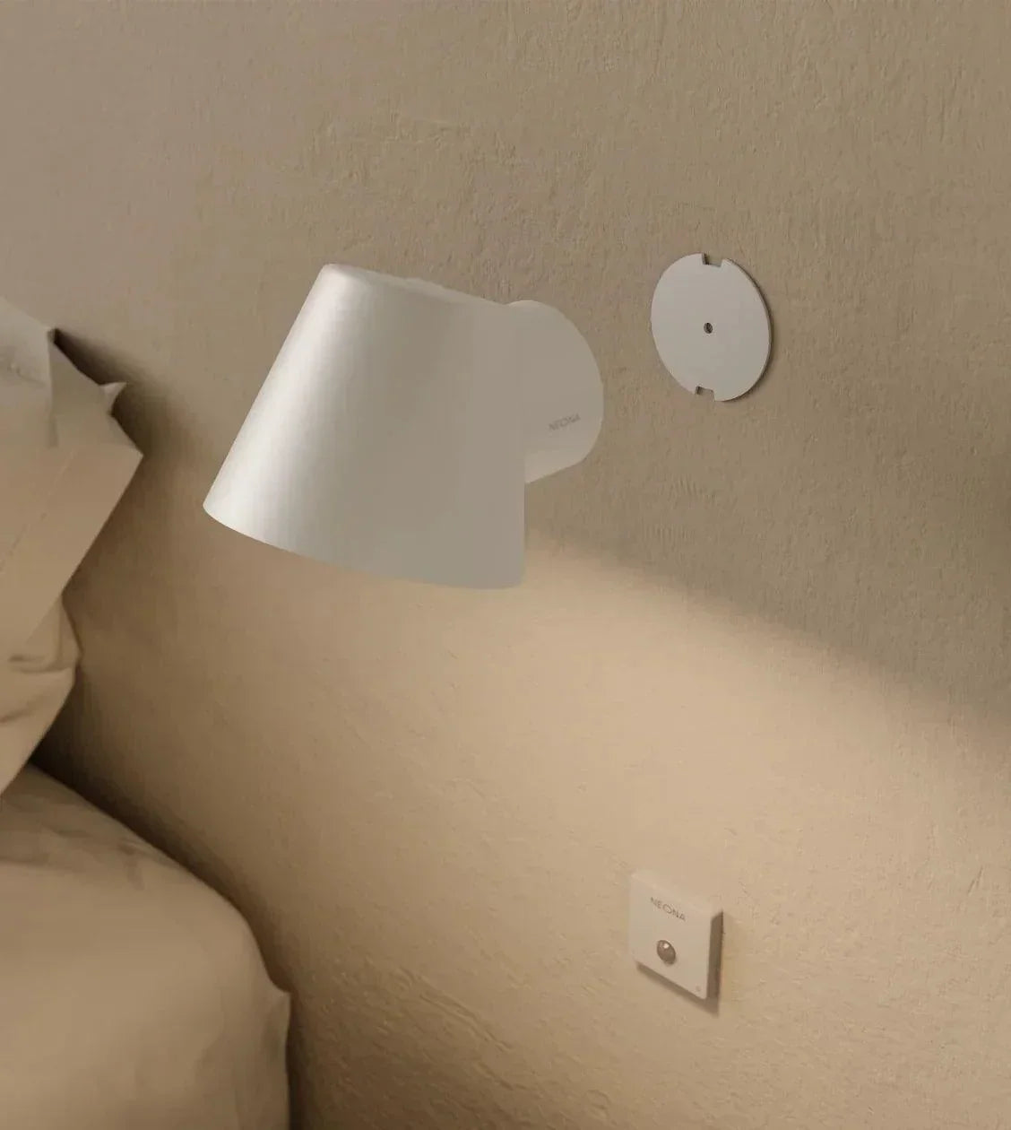 Ładowana regulowana lampa ścienna z aluminium