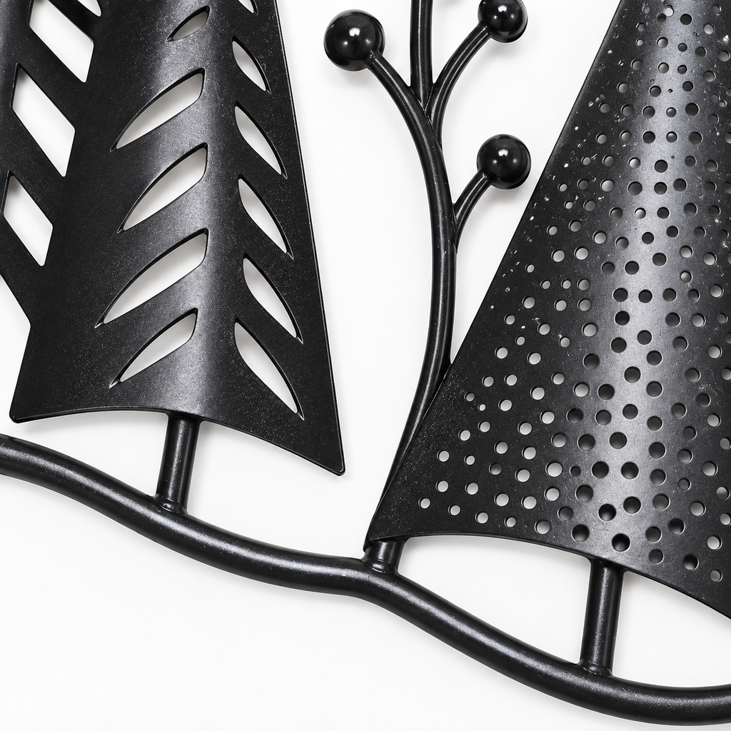 Belyst väggkonst med julgran och dekorativ skogsdesign i metall