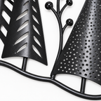 Belyst väggkonst med julgran och dekorativ skogsdesign i metall