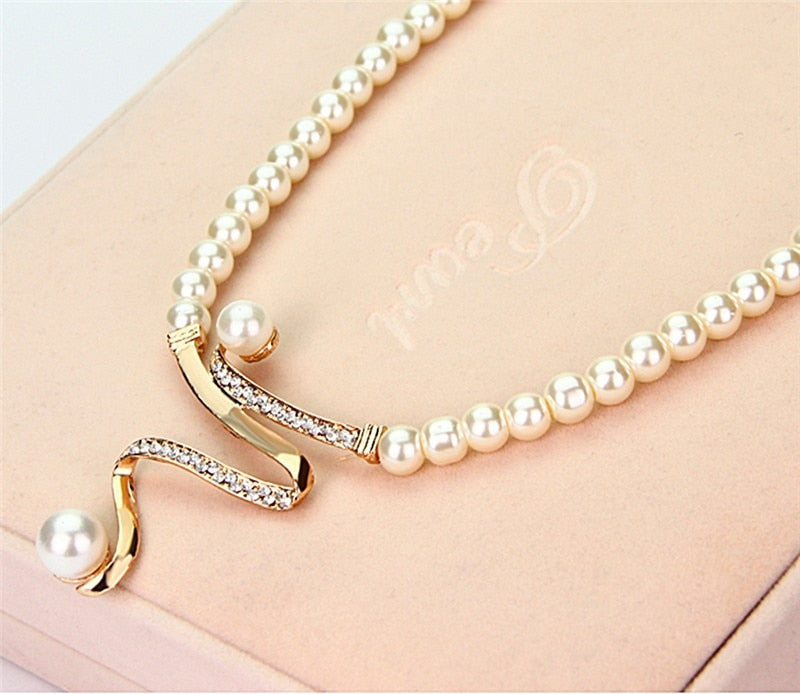 Set di collana e orecchini da donna con perle e cristalli a spirale