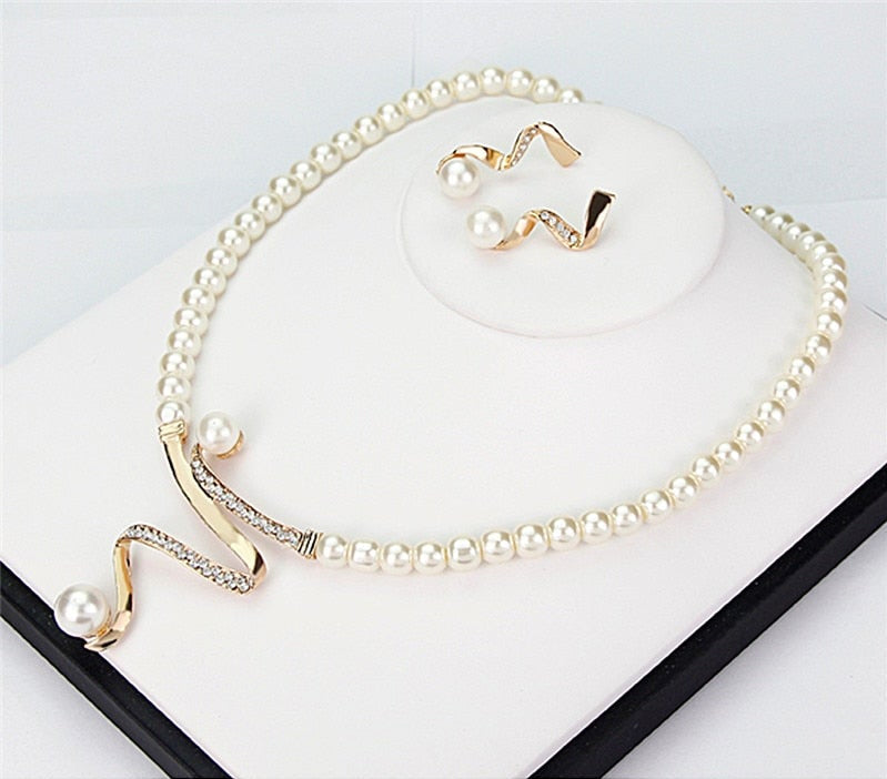 Set di collana e orecchini da donna con perle e cristalli a spirale