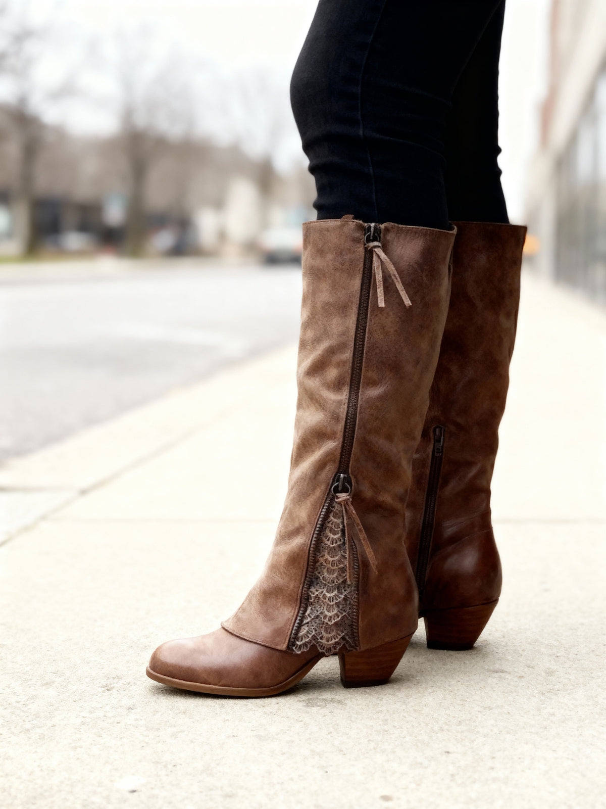 Botas altas de mujer hasta la rodilla con detalle de encaje y cremallera lateral