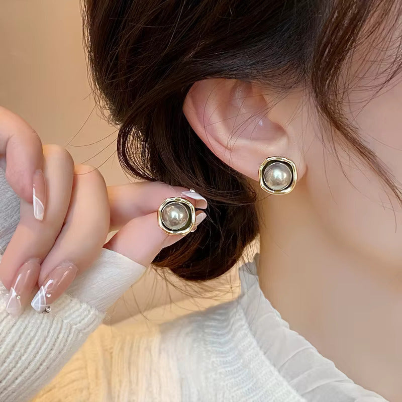 Damskor med grå pärla och guldfärgad studs