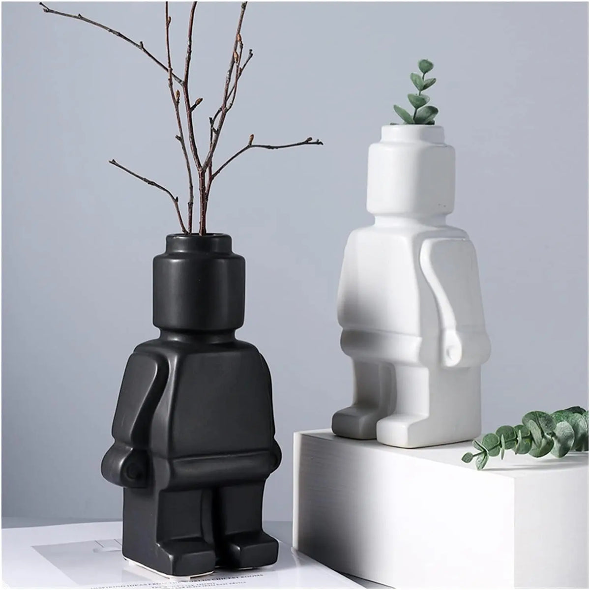 Dekorativ keramisk vase formet som en robot