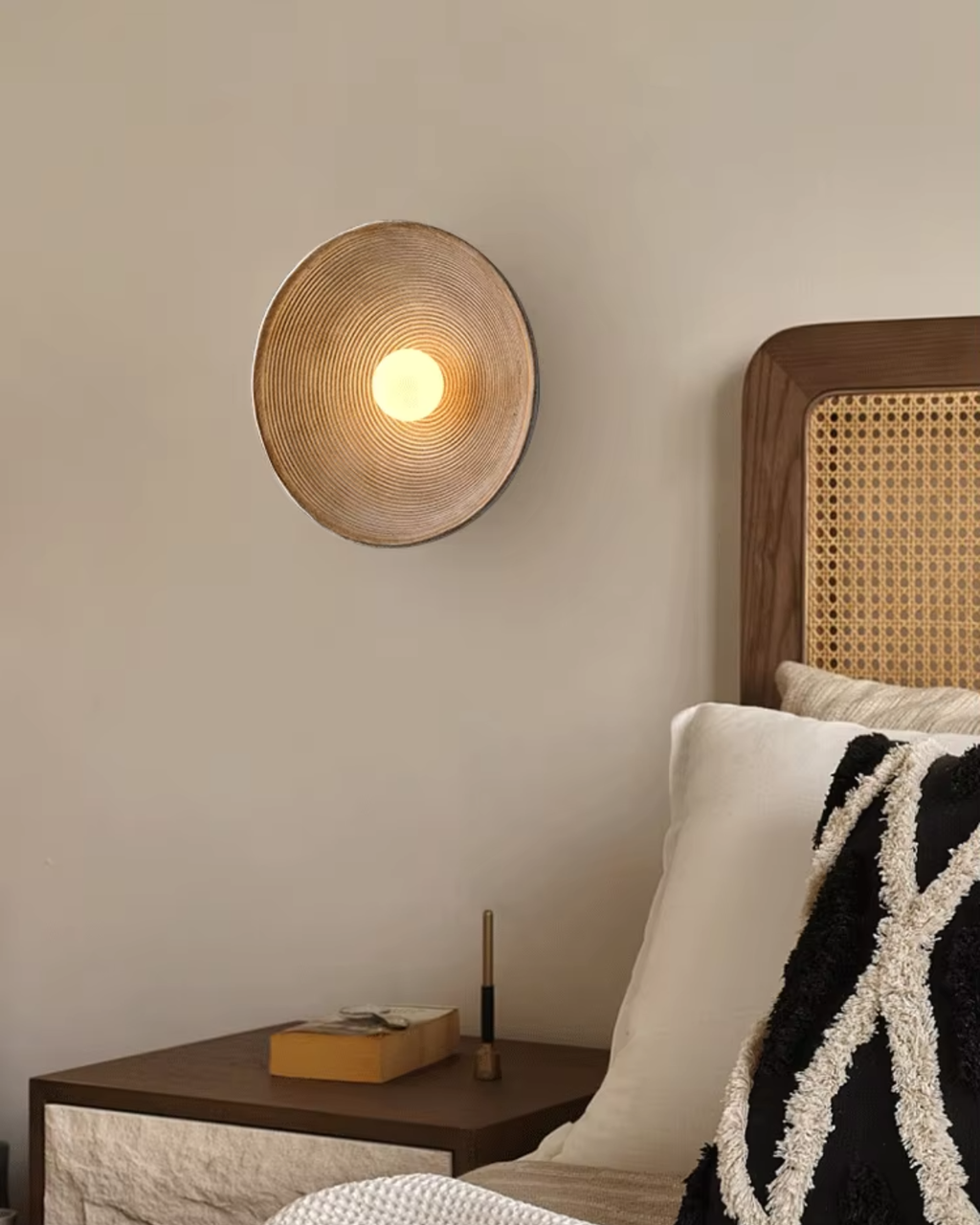 Applique murale en résine texturée au design concentrique avec douce lueur d’ambiance