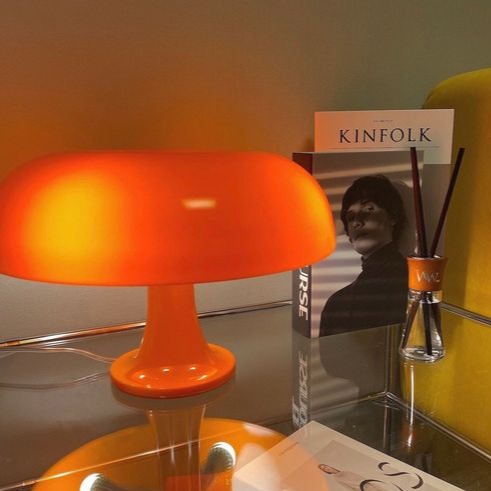 Lampa stołowa w kształcie grzyba z zaokrąglonym kloszem