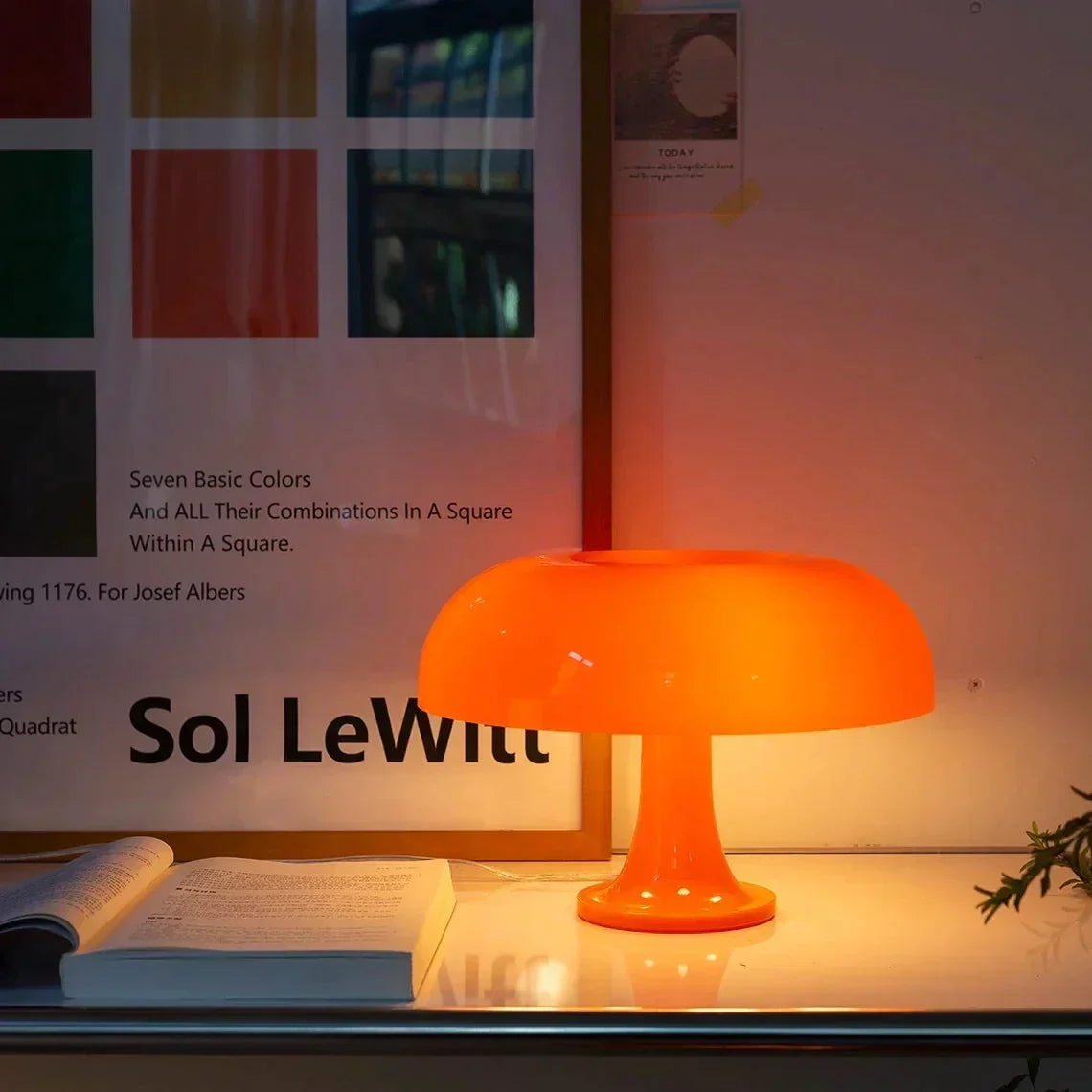 Lampa stołowa w kształcie grzyba z zaokrąglonym kloszem
