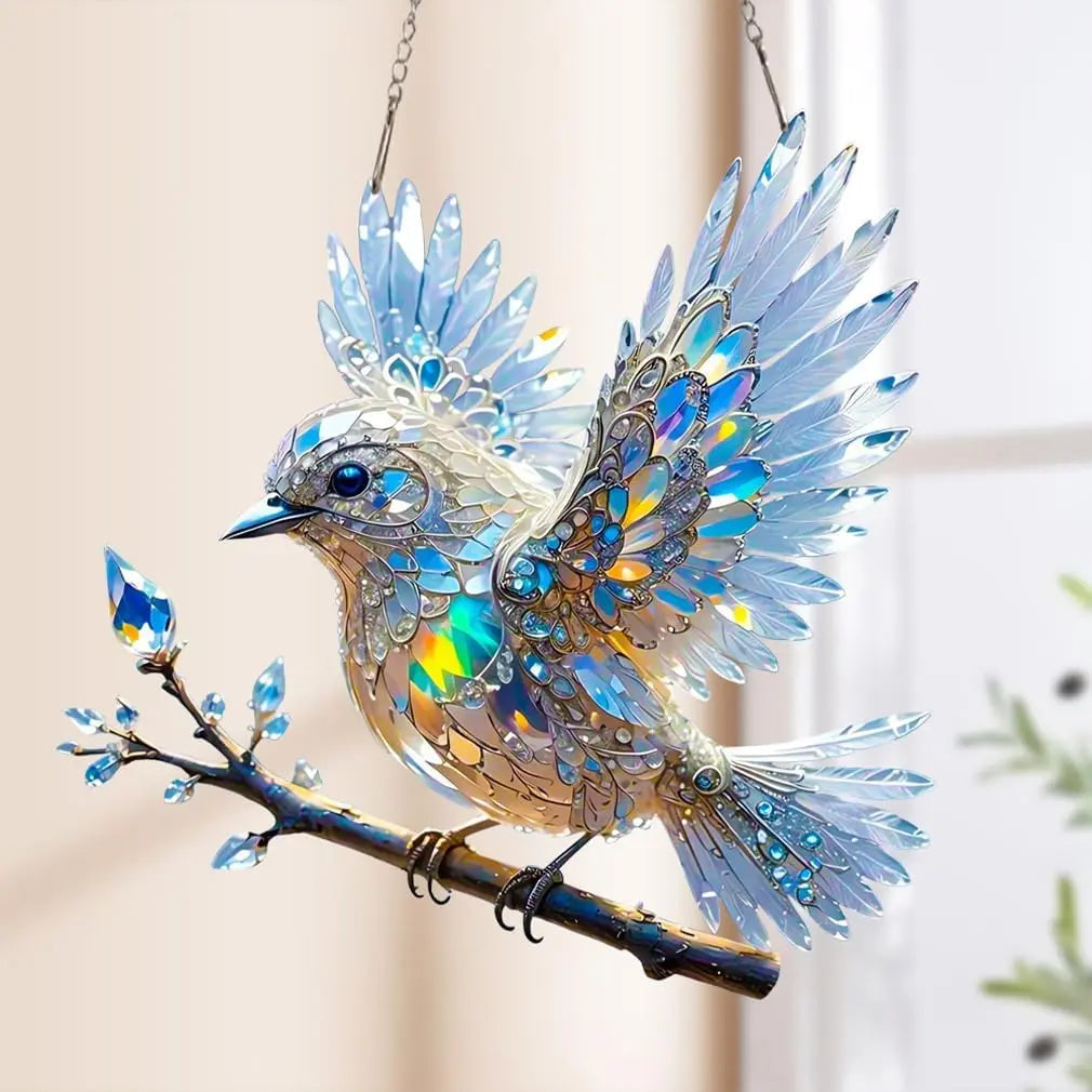 Hängender Sonnenfänger mit Kristallvogel und schimmernden Lichtreflexionen