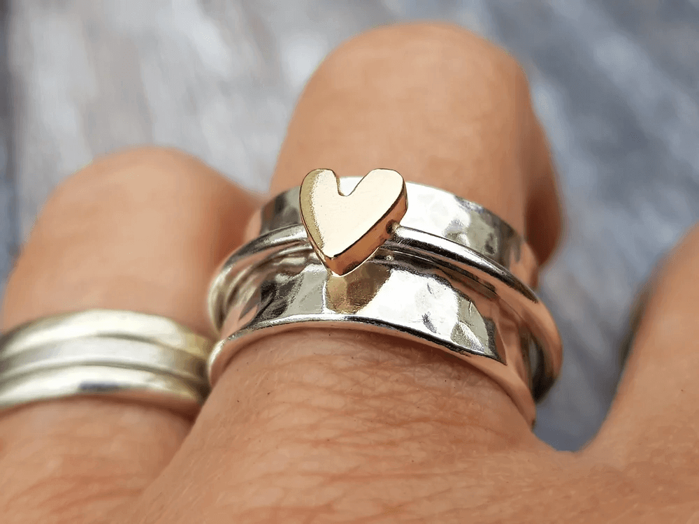 Anillo de banda giratorio de corazón bicolor para mujer