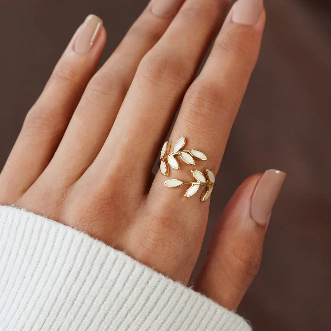 Anello a fascia da donna con foglie color oro