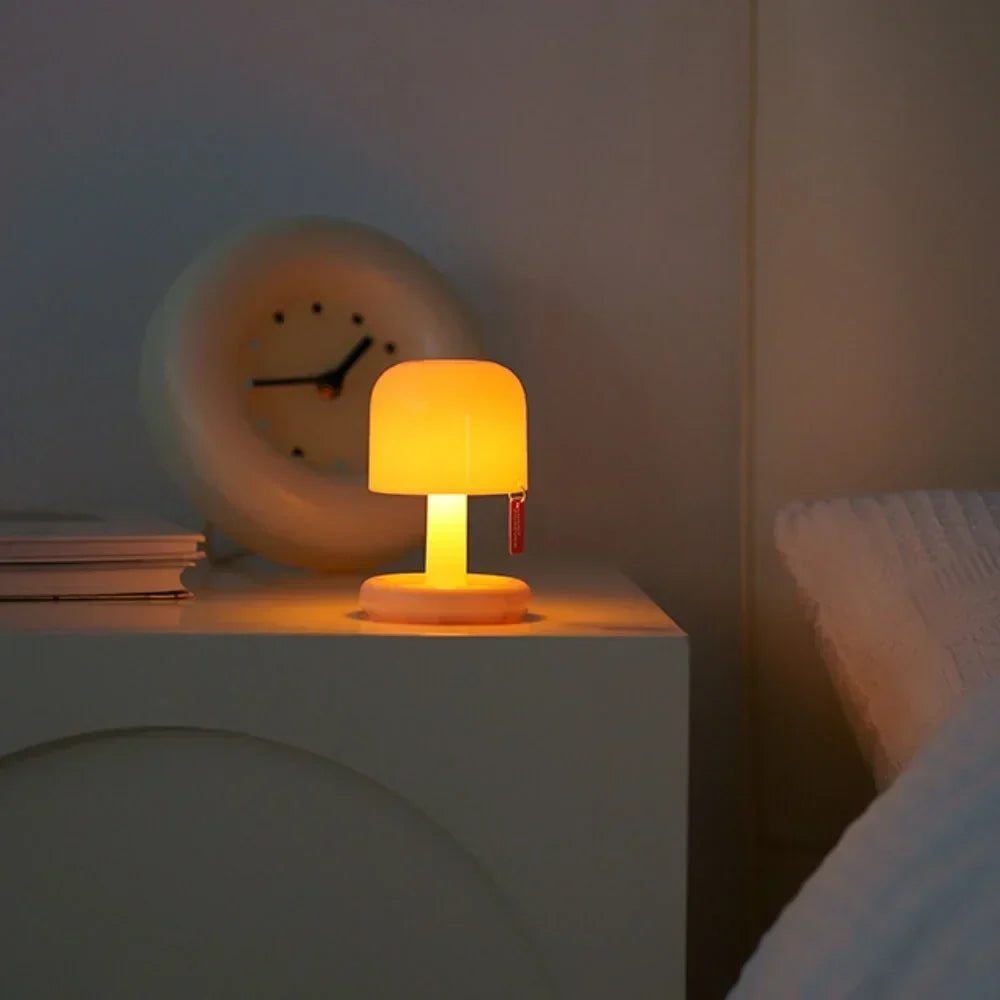Mini lampada da tavolo decorativa portatile con paralume a forma di fungo