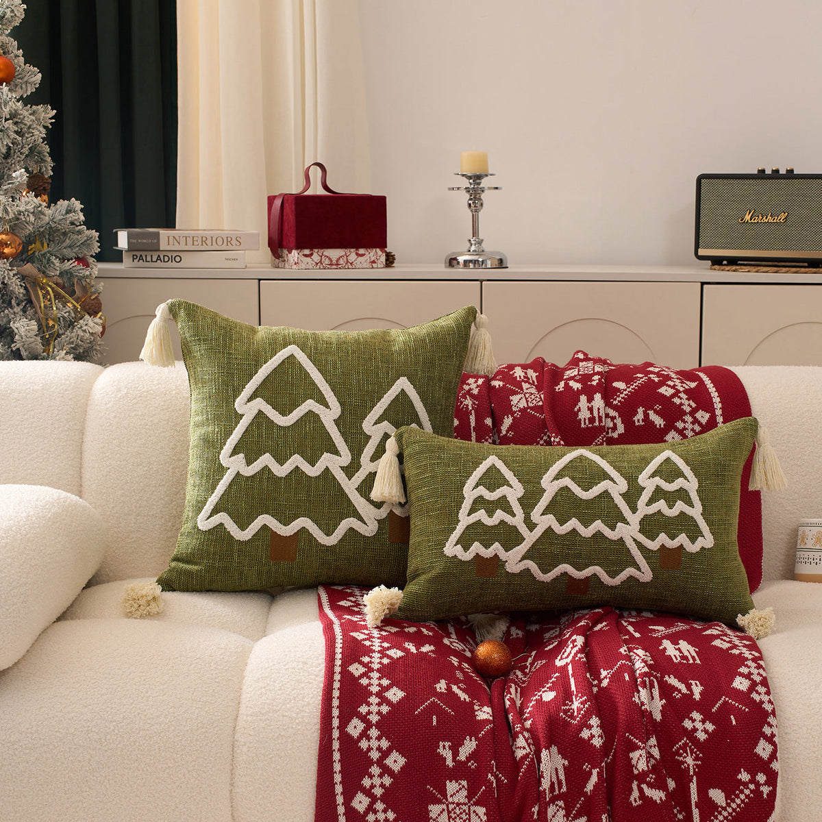 Kissenbezug mit Quasten und Weihnachtsbaum-Motiv