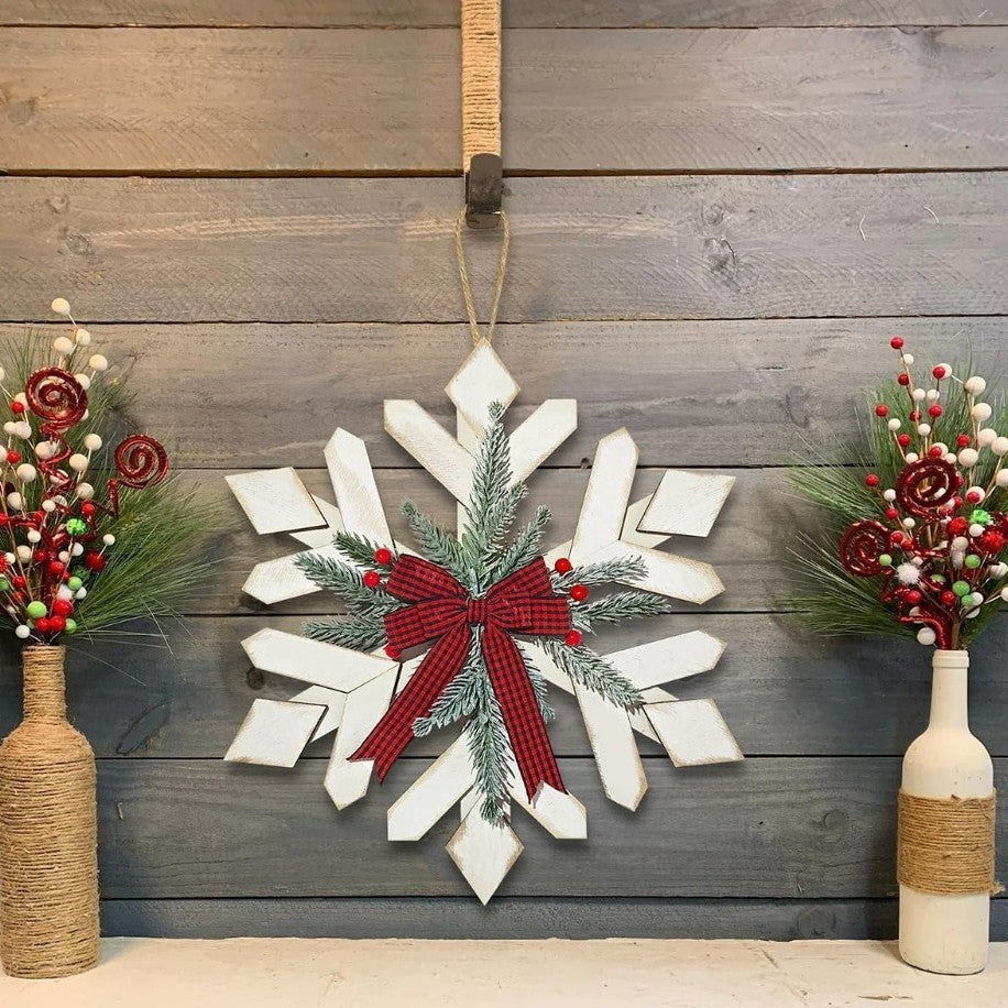 Rustik julkrans med snöflingor för dörren