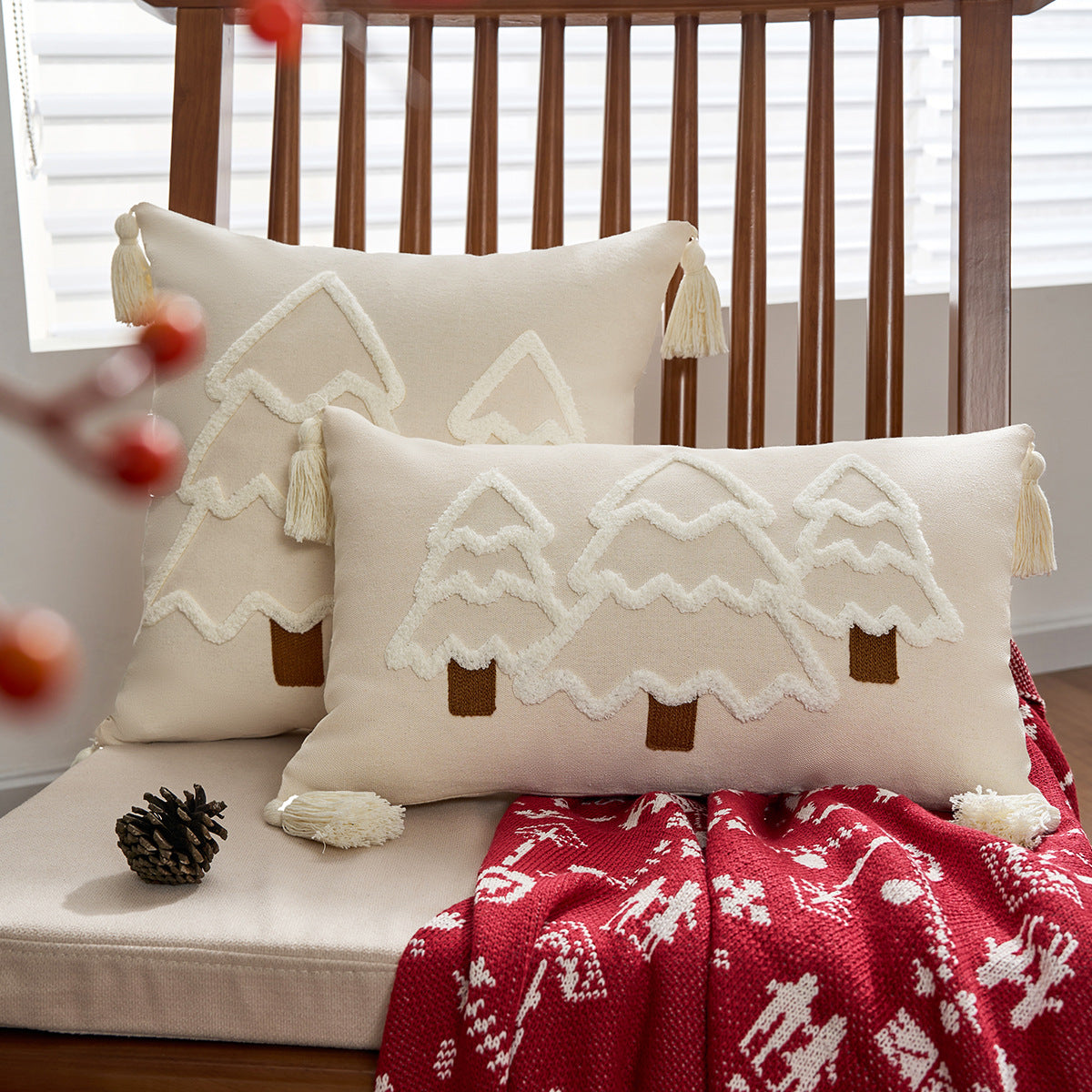 Kissenbezug mit Quasten und Weihnachtsbaum-Motiv