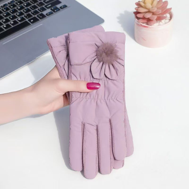 Forede vinterhandsker med dekorativ blomsterdetalje