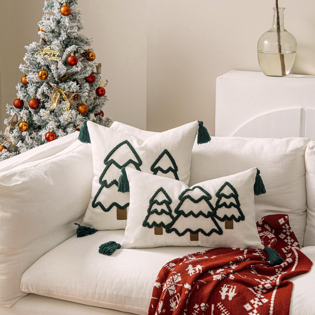 Kissenbezug mit Quasten und Weihnachtsbaum-Motiv