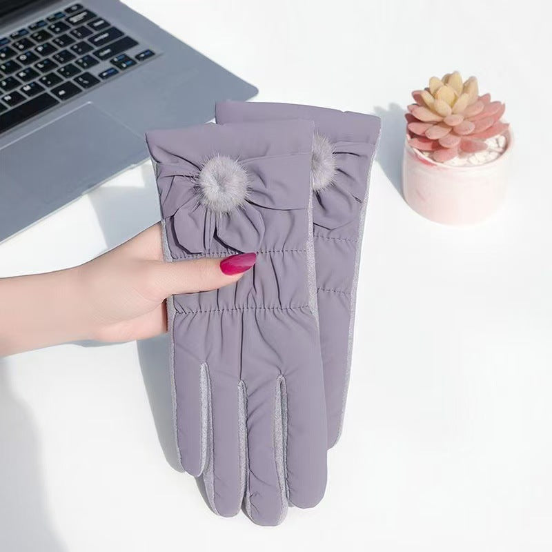 Forede vinterhandsker med dekorativ blomsterdetalje