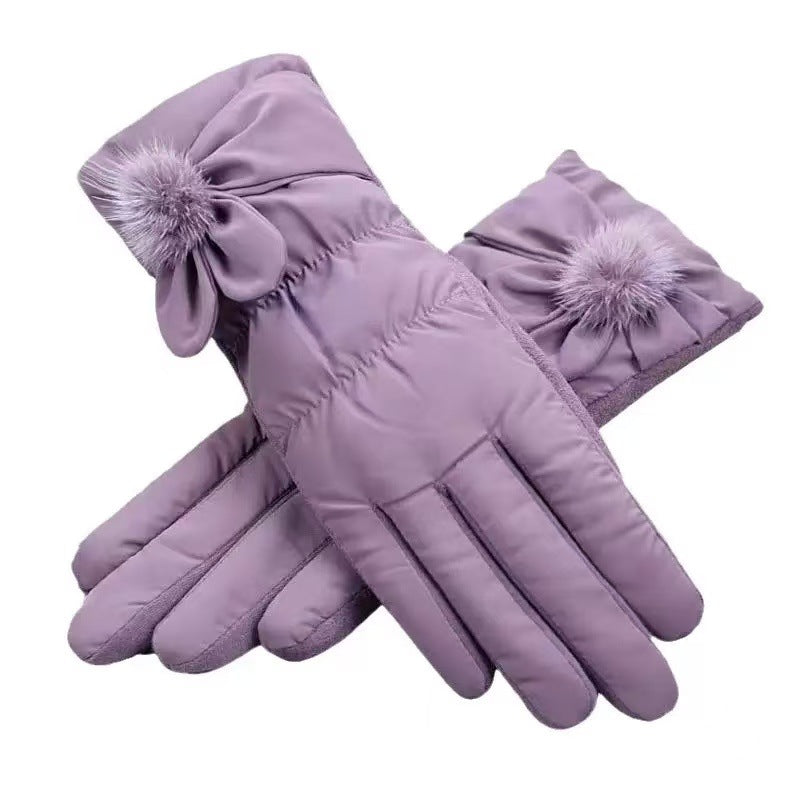 Forede vinterhandsker med dekorativ blomsterdetalje