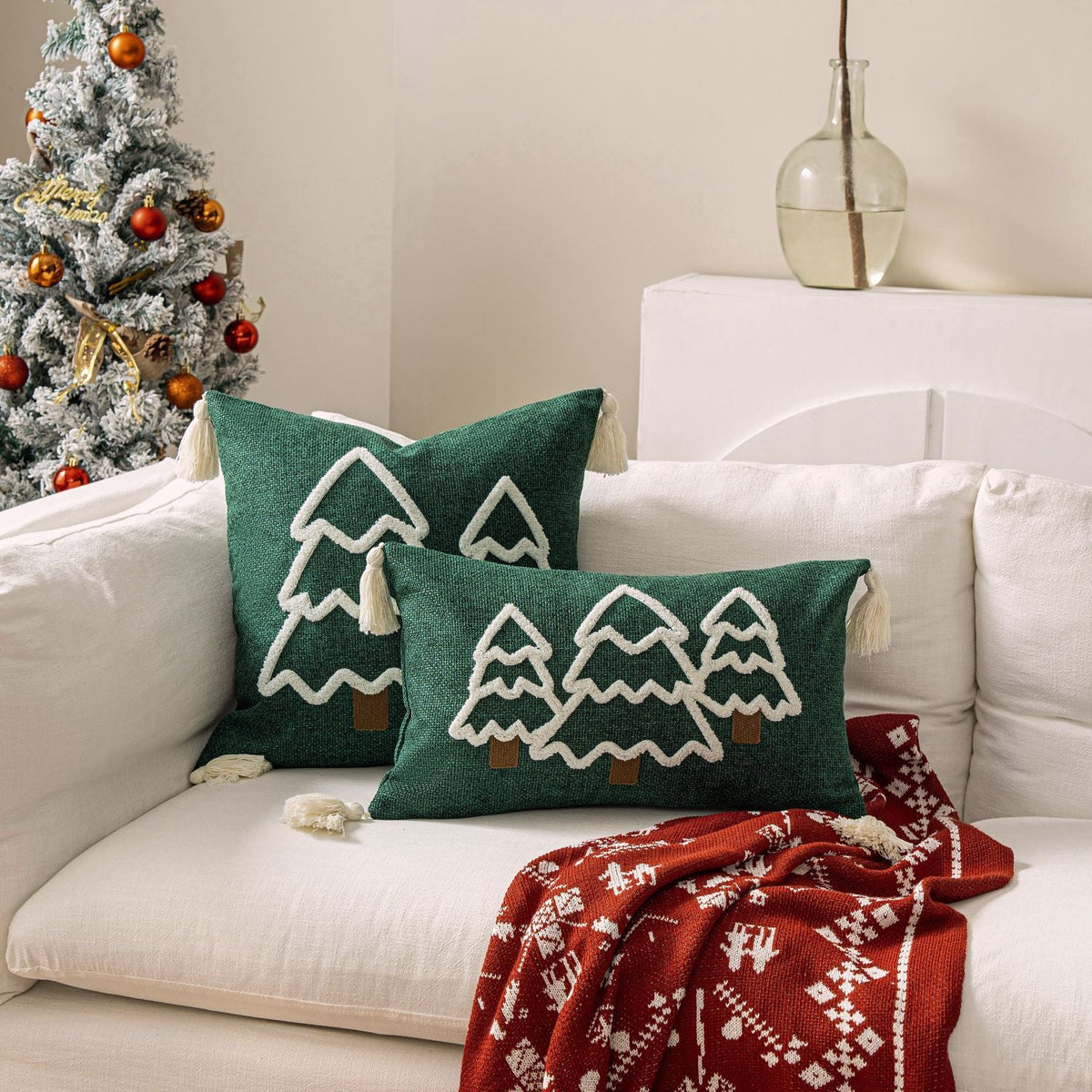Kissenbezug mit Quasten und Weihnachtsbaum-Motiv