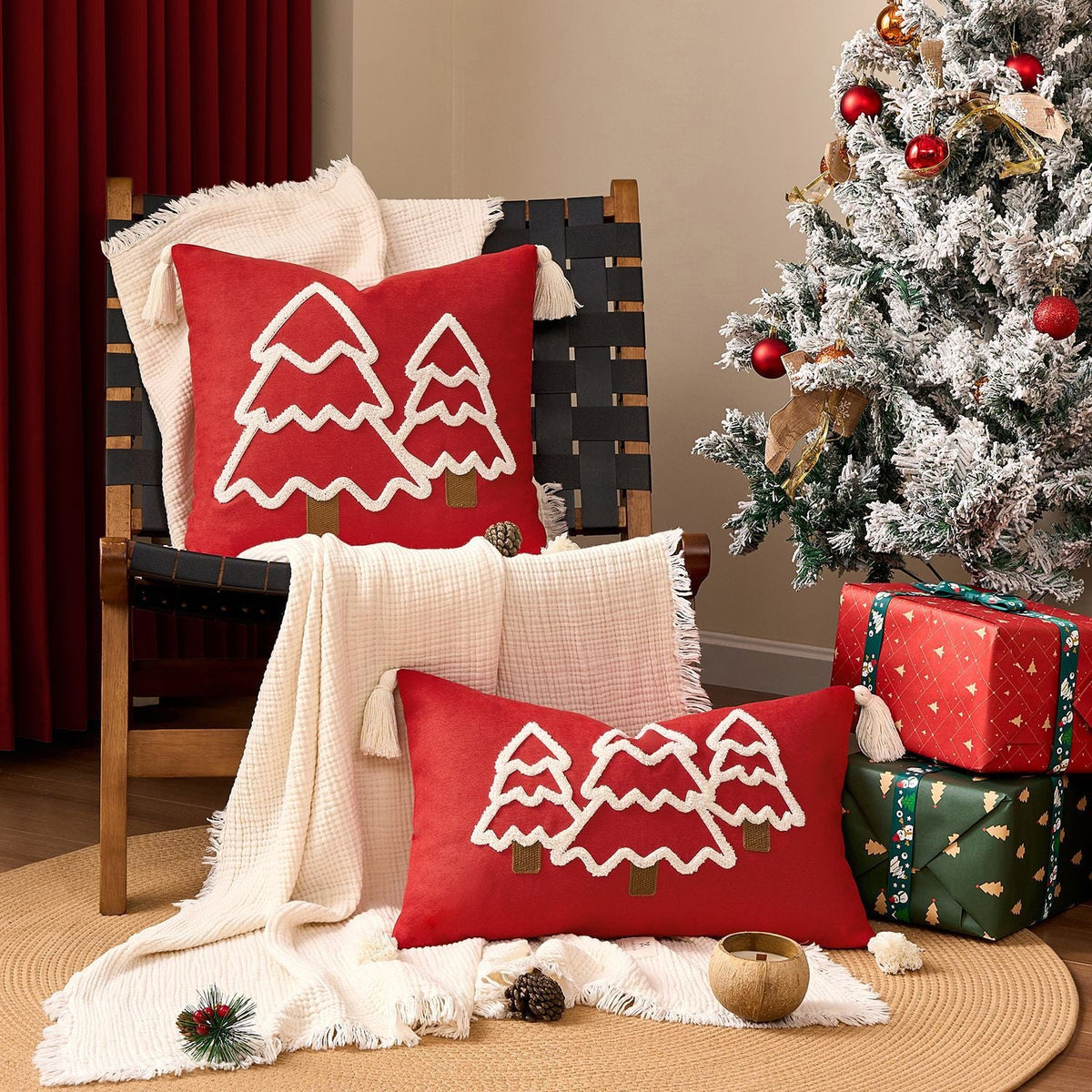 Kissenbezug mit Quasten und Weihnachtsbaum-Motiv