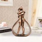 Escultura romántica de pareja con elegantes figuras abrazadas para decorar el hogar