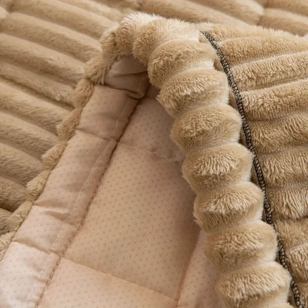 Housse de canapé matelassée avec surpiqûres texturées et bords plissés pour meubles