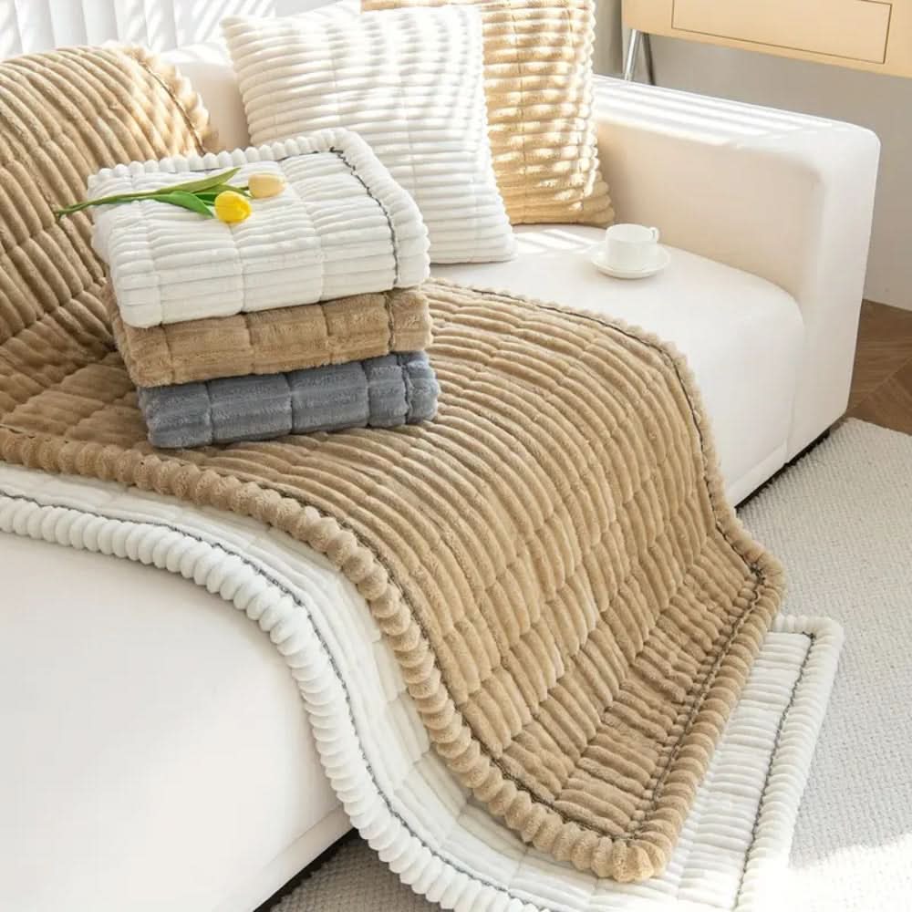 Housse de canapé matelassée avec surpiqûres texturées et bords plissés pour meubles