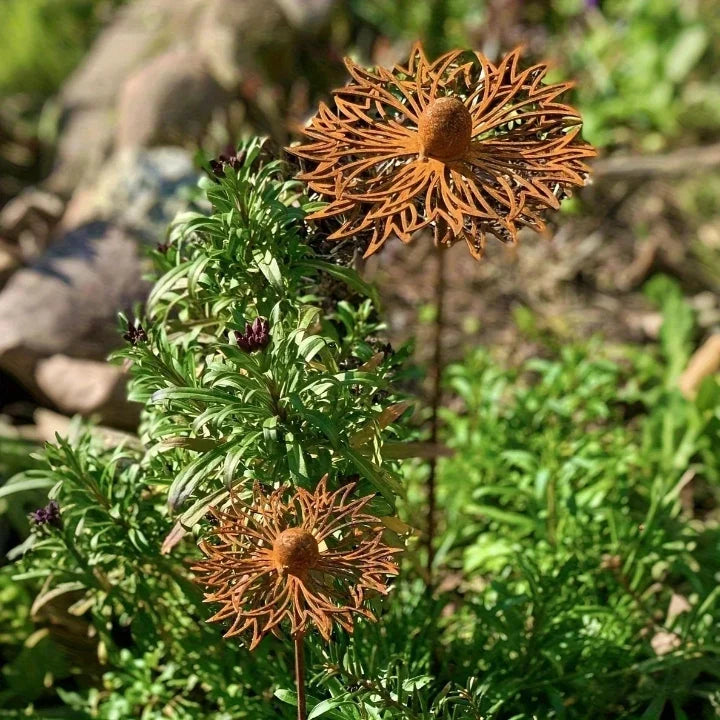 Havepind i jern med rustpatina og blomstermotiv