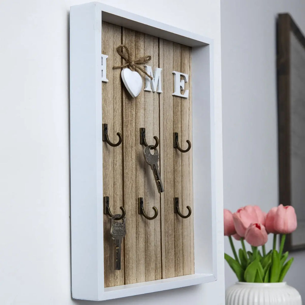 Exhibidor rústico de madera para llaves de pared con seis ganchos y detalle de corazón