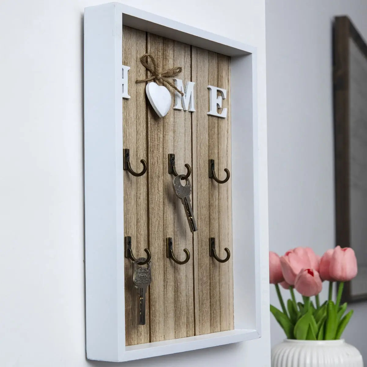 Exhibidor rústico de madera para llaves de pared con seis ganchos y detalle de corazón
