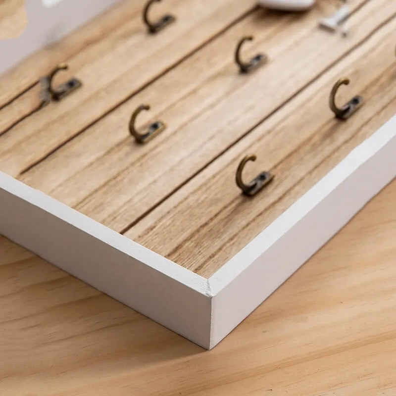Exhibidor rústico de madera para llaves de pared con seis ganchos y detalle de corazón