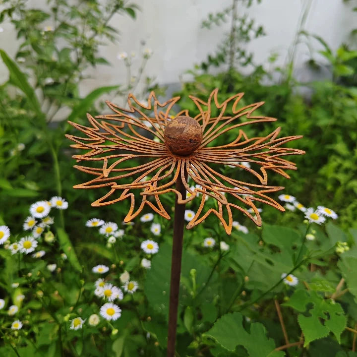 Havepind i jern med rustpatina og blomstermotiv