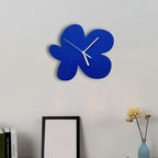 Horloge murale sculpturale en forme de fleur avec affichage analogique minimaliste
