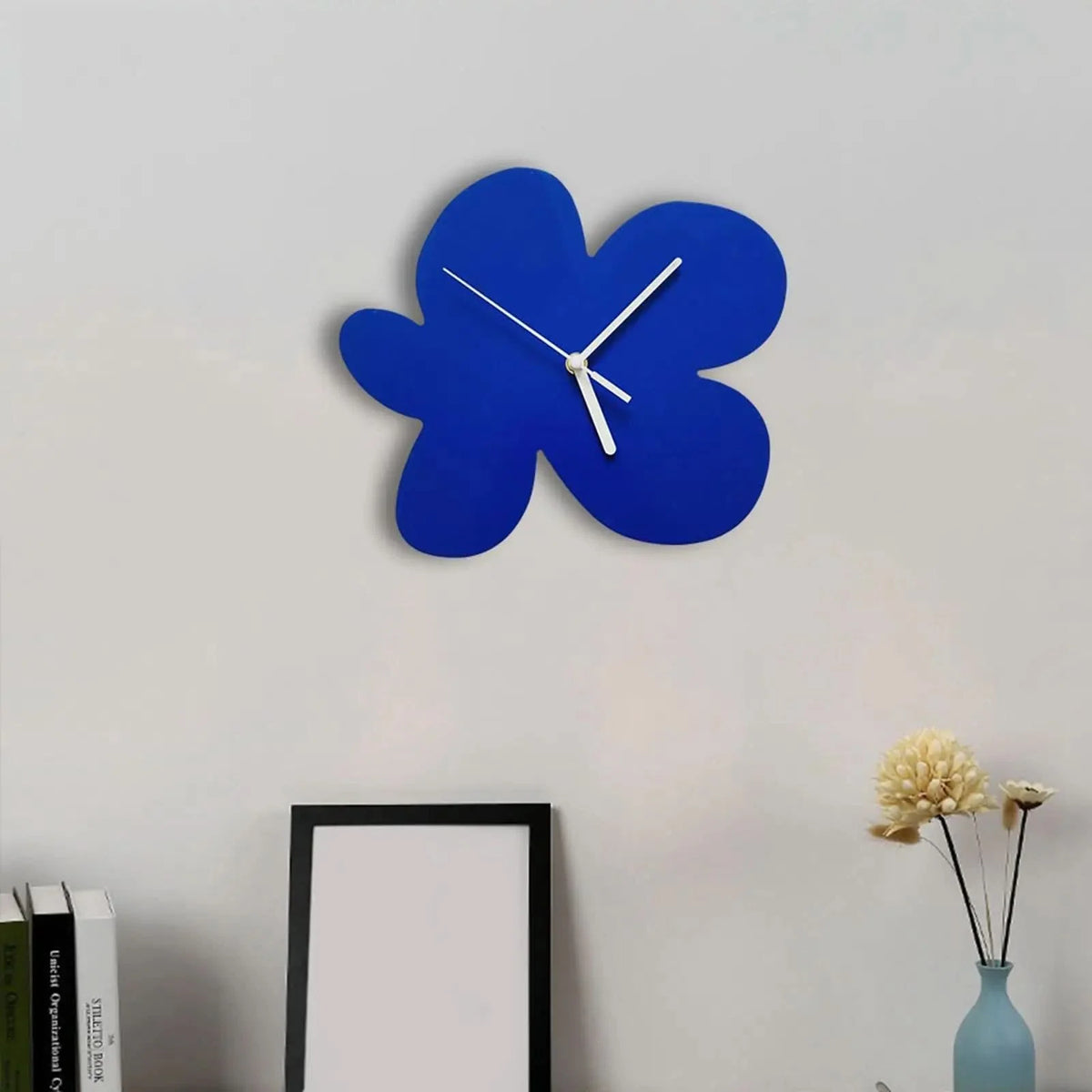 Horloge murale sculpturale en forme de fleur avec affichage analogique minimaliste
