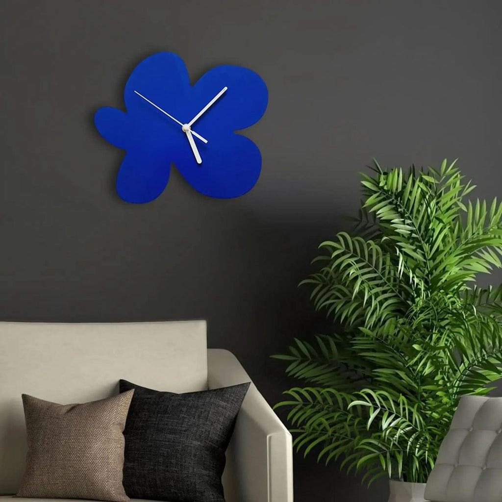 Horloge murale sculpturale en forme de fleur avec affichage analogique minimaliste
