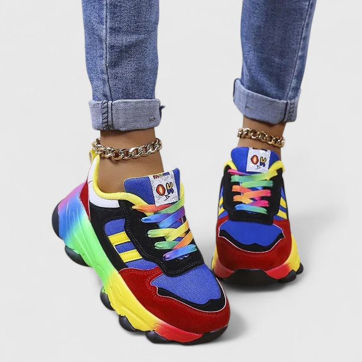 Damesneakers med regnbuefarvet sål og farveblokke